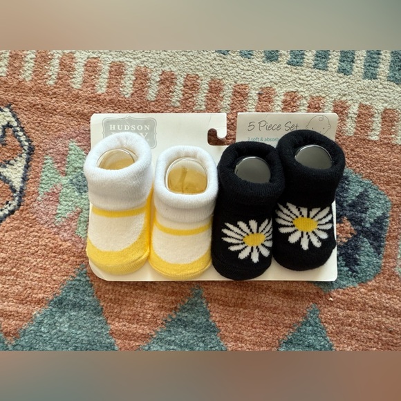 Baby girl Boho baby socks,Yellow and Black Socks with Daisy Design,FLORAL•••NWT - Picture 2 of 3